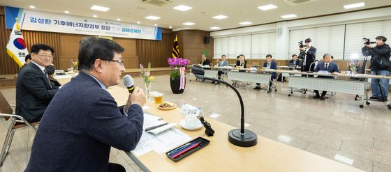 탈탄소 정책 의견 나누는 김성관 장관