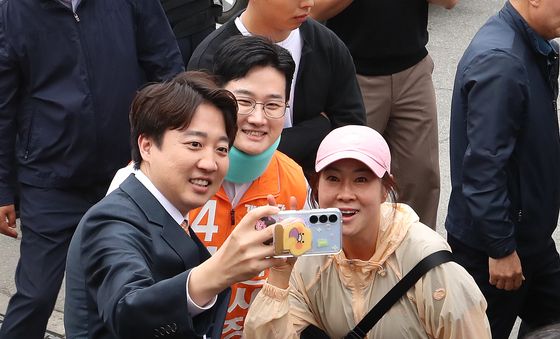 부산 시민과 셀카 찍는 이준석 대표와 정이한 부산시장 후보