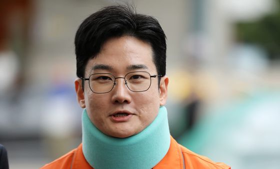 취재진 질문 답하는 정이한 개혁신당 부산시장 후보