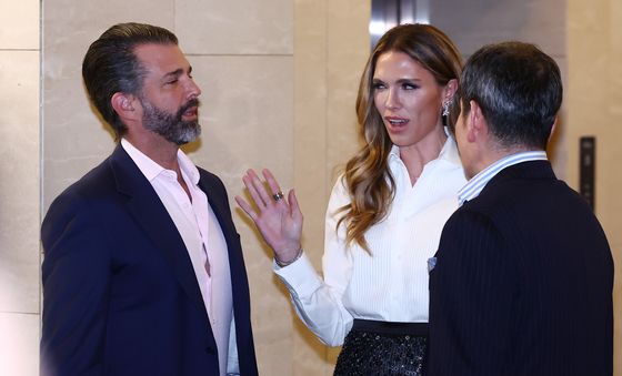 방한 중 정용진 회장 부인 콘서트 참석하는 트럼프 주니어