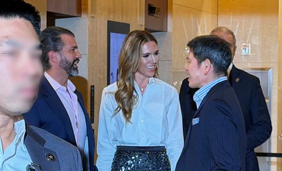 정용진 회장과 대화하는 트럼프 주니어