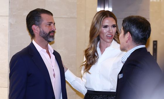 트럼프 주니어와 대화하는 정용진 회장