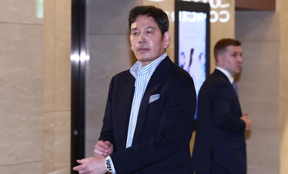 부인 데뷔 앨범 기념 콘서트 찾은 정용진 회장