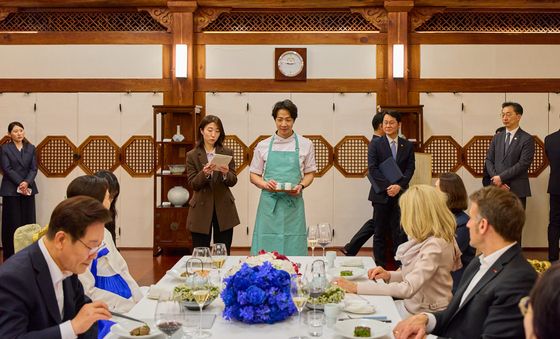 손종원 셰프 메뉴 설명 듣는 한·프랑스 정상