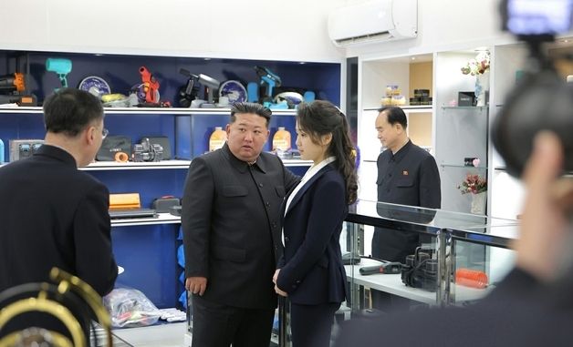 김정은, 딸 주애와 함께 화성지구 봉사시설 점검