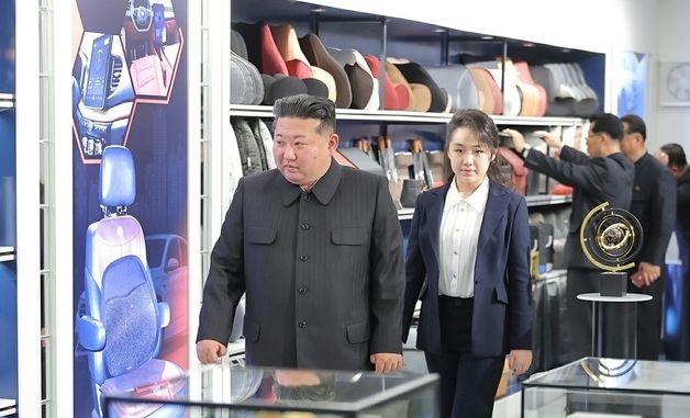 김정은, 주애와 화성지구 4단계 상업시설 둘러봐
