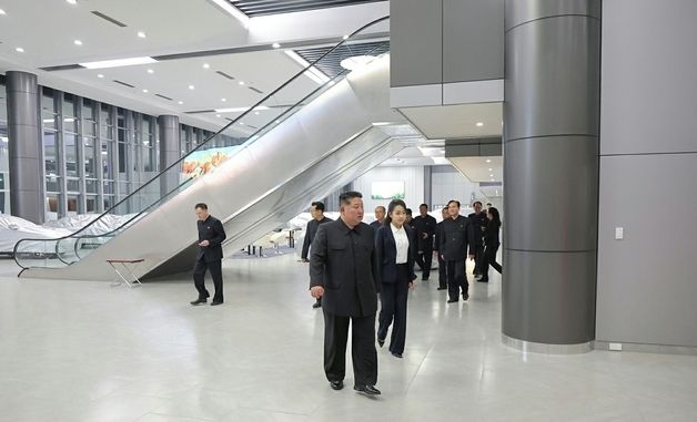 김정은, 주애 동행 속 화성지구 4단계 구역 방문