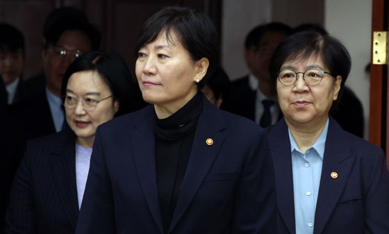 비상경제본부회의 참석하는 여성 장관들