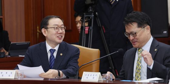 대화하는 이명구 관세청장과 문신학 차관