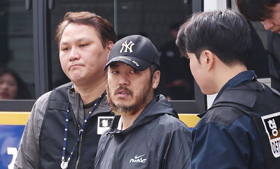 호송차에서 내리는 박왕열