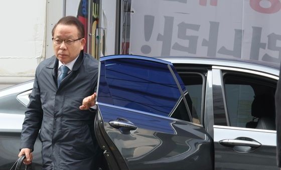 차량에서 내리는 김이수 공천관리위원장