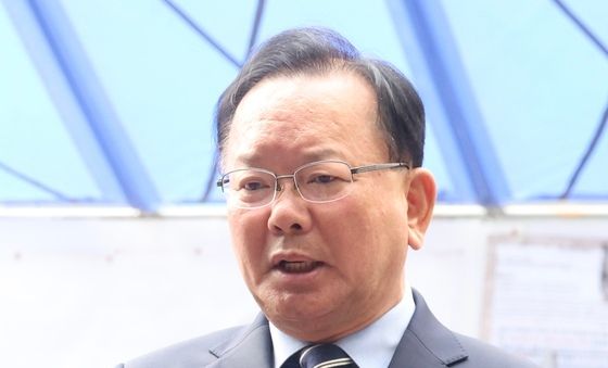 취재진 질문에 답하는 김부겸 예비후보