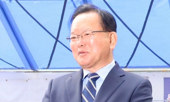 질문에 답하는 김부겸