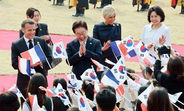 어린이들 인사에 화답하는 한·프랑스 정상