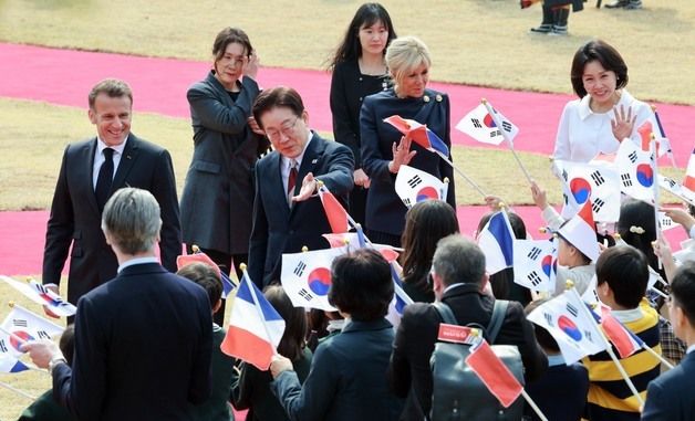 어린이 환영단 인사에 화답하는 한·프랑스 정상