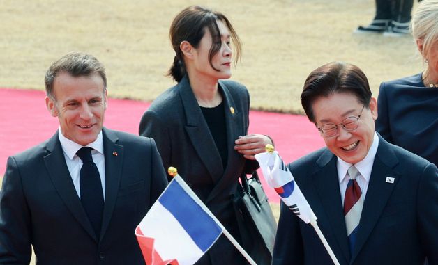 어린이 환영단 인사에 미소짓는 이재명 대통령과 마크롱 대통령