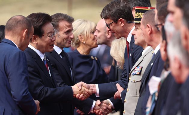 프랑스 수행단과 악수하는 이재명 대통령
