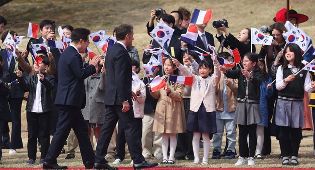 어린이들 인사에 화답하는 이재명 대통령과 마크롱 대통령