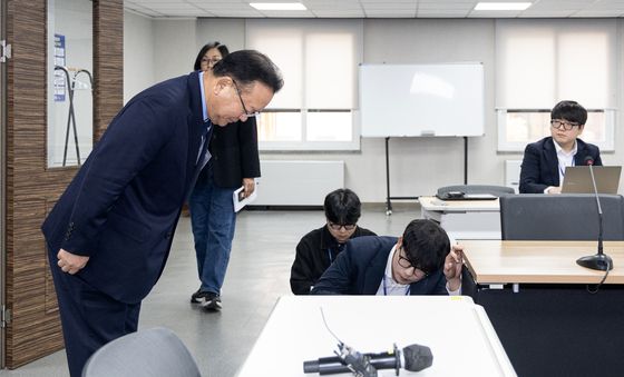 인사하는 김부겸 전 국무총리