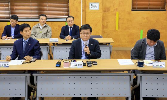 종량제봉투 수급 현황 점검 마치고 간담회 갖는 김성환 장관