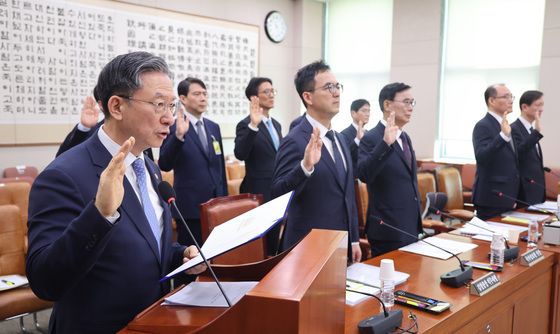 윤석열검찰국정조사특위 선서하는 정성호