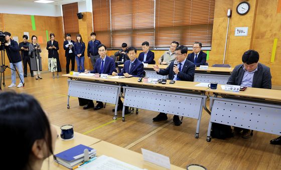 현장간담회 갖는 김성환 장관