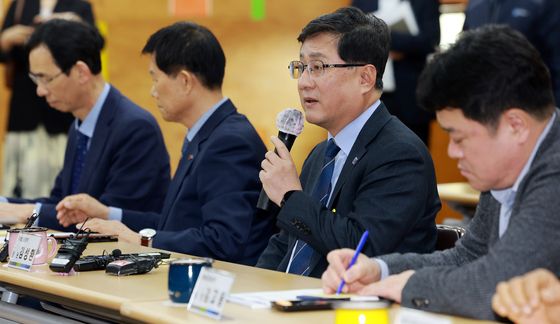 종량제봉투 수급 현황 현장점검 마치고 관계자들과 간담회 갖는 김성환 장관