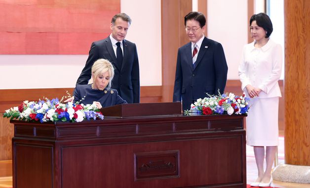 브리지트 마크롱 여사 방명록 작성 지켜보는 대통령 내외