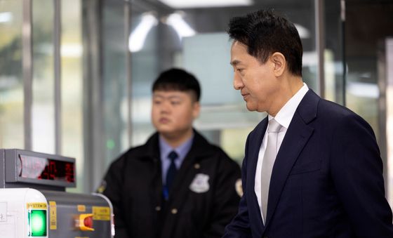 법정 들어가는 오세훈 서울시장