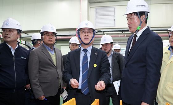 김성환 기후부 장관, 종량제봉투 생산 현장 점검