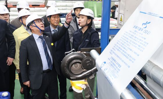 종량제봉투 생산 현장 방문한 김성환 기후부 장관