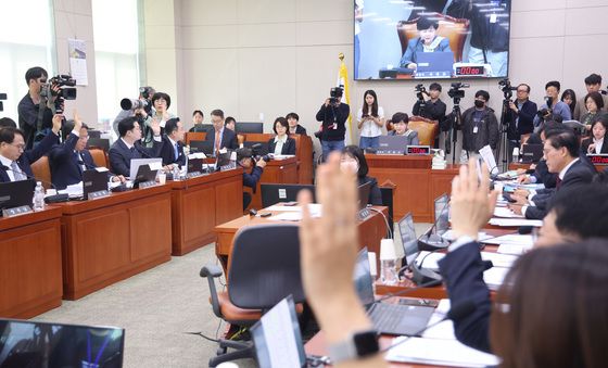거수 표결하는 국조특위