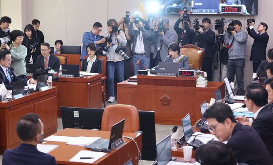 국조특위 주재하는 서영교 위원장