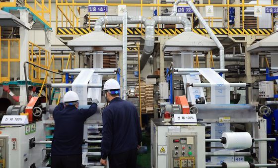 중동 전쟁 장기화···나프타 수급 불안속 가동되는 종량제봉투 시설