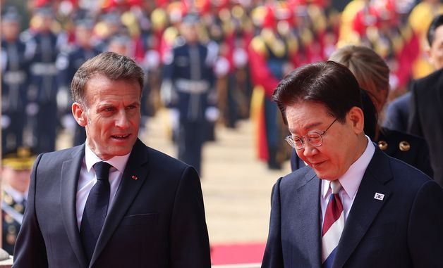 의장대 사열 위해 이동하는 한·프랑스 정상