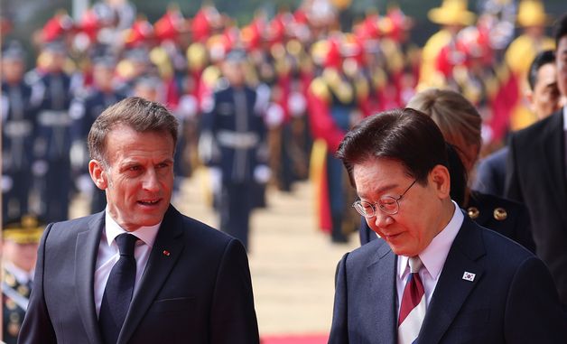 의장대 사열 위해 이동하는 이재명 대통령과 마크롱 대통령