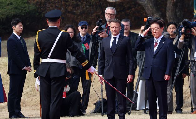 거수경례하는 이재명 대통령