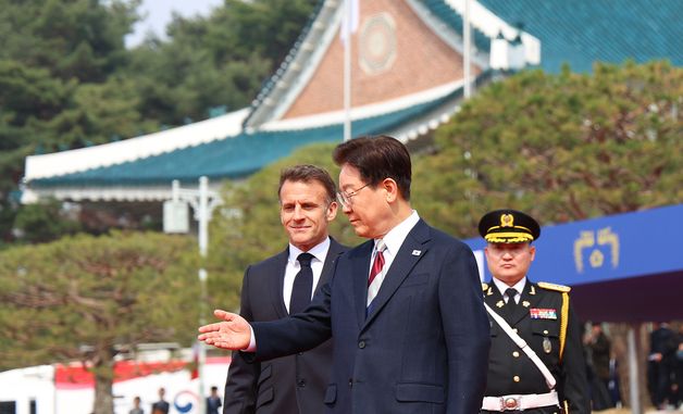 마크롱 대통령 안내하는 이재명 대통령