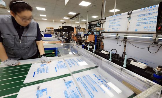 원자재 수급난 속 생산되는 종량제봉투