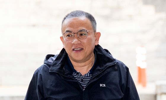 '여론조사비 대납' 재판 증인 출석하는 명태균