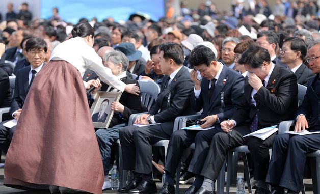 눈물 흘리는 유가족과 참석자들