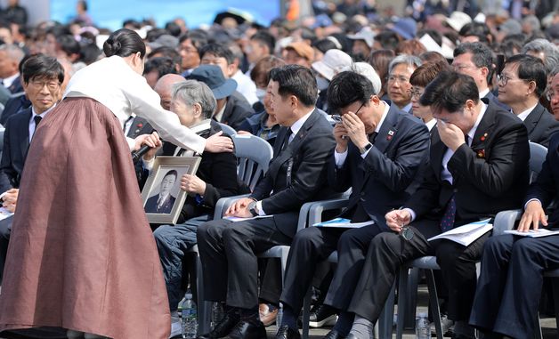 눈물 흘리는 유가족과 김민석 총리