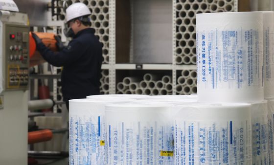 나프타 수급 불안정 속 생산되는 종량제봉투