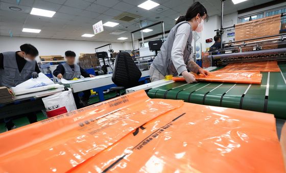 나프타 수급 불안정한 가운데 생산되는 종량제봉투