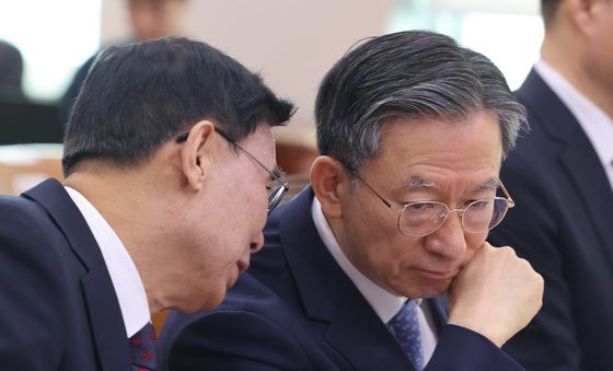 대화하는 정성호·이종석