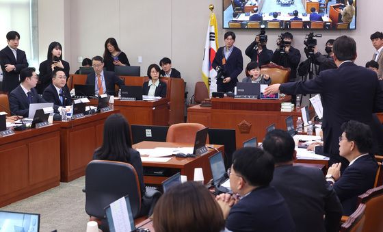 항의하는 신동욱