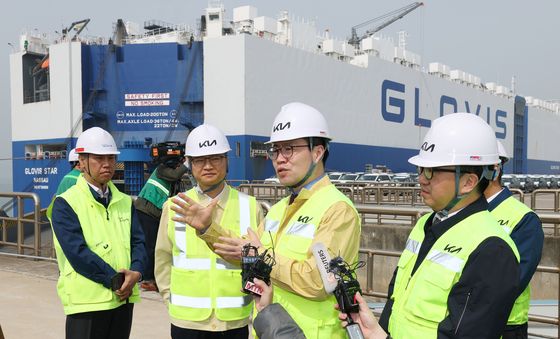 자동차 수출입물류 현장 점검하는 여한구 통상본부장