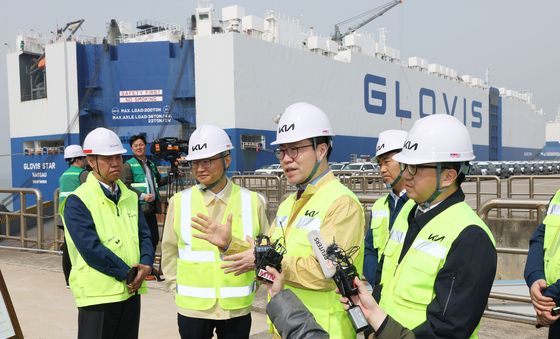 자동차 수출입물류 현장 점검하는 여한구 통상본부장