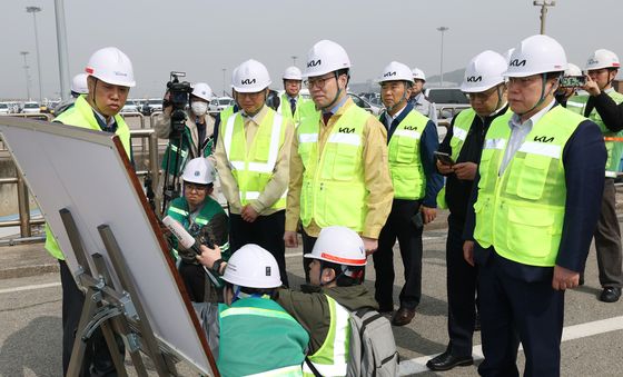 평택항 방문해 자동차 수출입물류 현장 점검하는 여한구