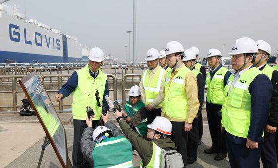 평택항 방문해 자동차 수출입물류 현장 점검하는 여한구